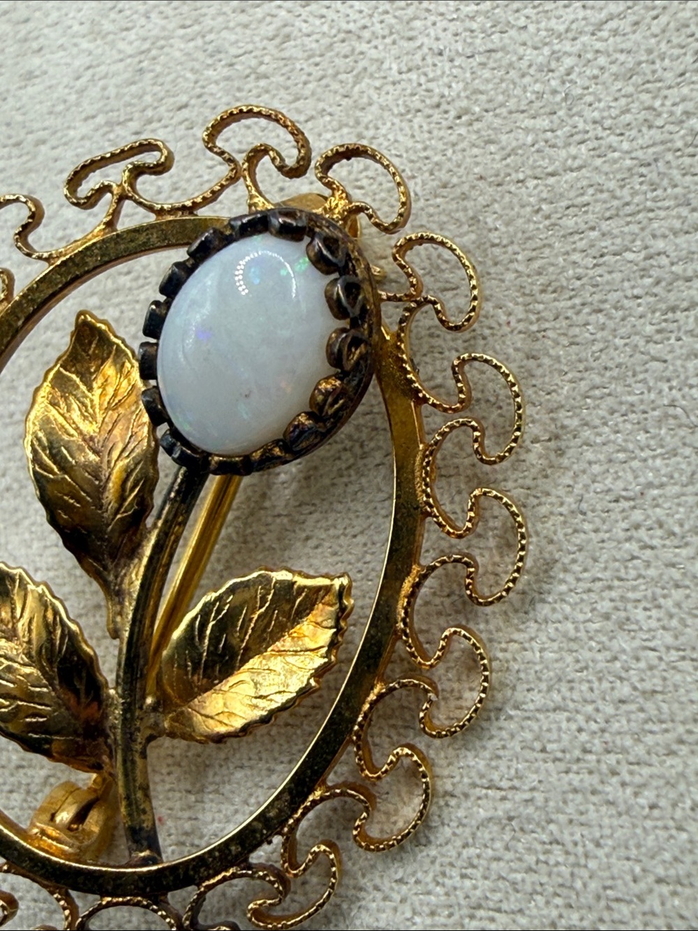 1940’s vintage 12k Gold filled Karen Lynne Leaf & faux opal bin brooch - Picture 4 of 13